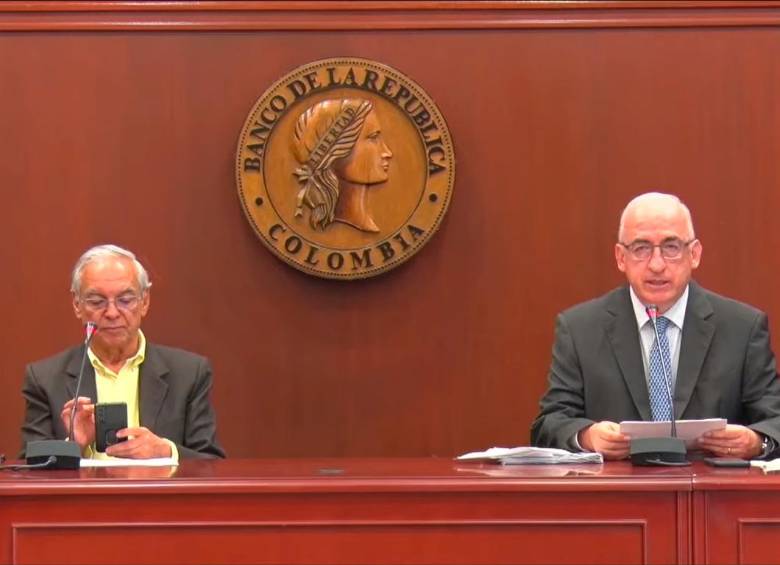 El ministro de Hacienda, Ricardo Bonilla, y el gerente del Banco de la República, Leonardo Villar explicaron la decisión de tasa de interés. FOTO tomada de YouTube