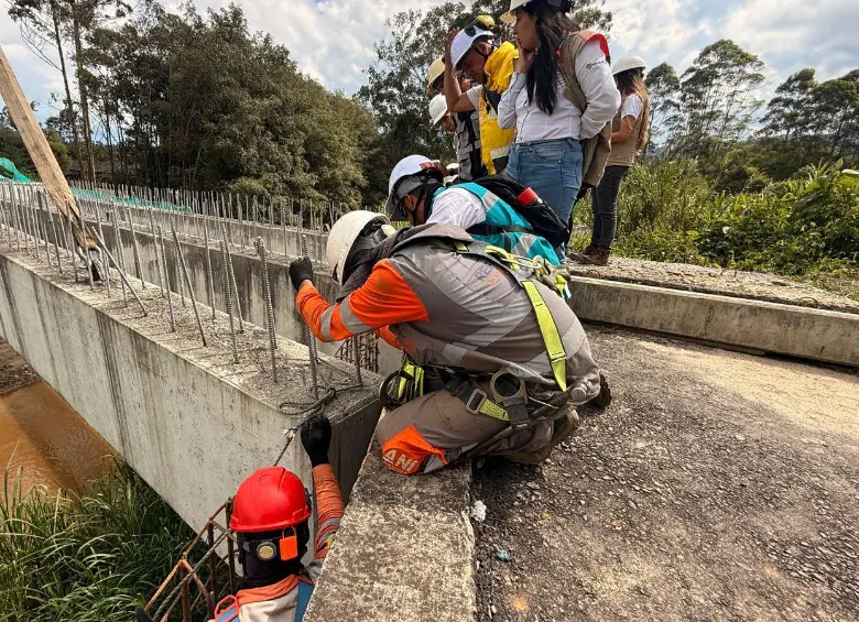 Cada una de estas vigas estaban acopiadas hace cuatro años, pero la semana pasada finalmente fueron instaladas para la estructura que facilitará el tránsito de 16.700 vehículos. FOTO: CORTESÍA DEVIMED