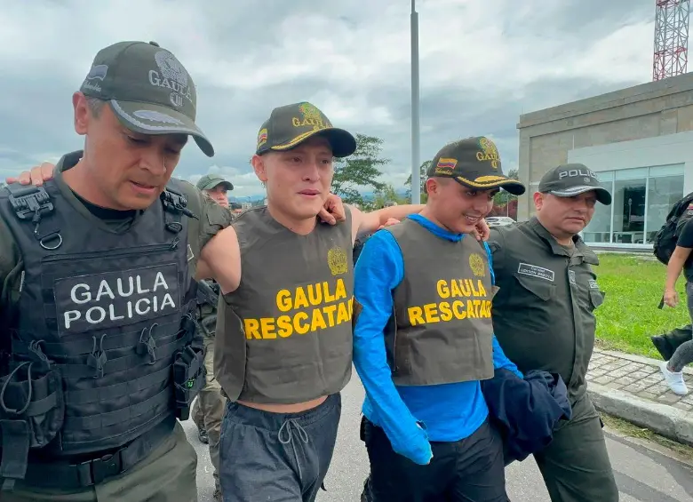 Miguel Ayala y su mánager Nicolás Pantoja fueron hallados en un cambuche, en una zona boscosa de La Sierra, Cauca. FOTO: CORTESÍA DE POLICÍA.
