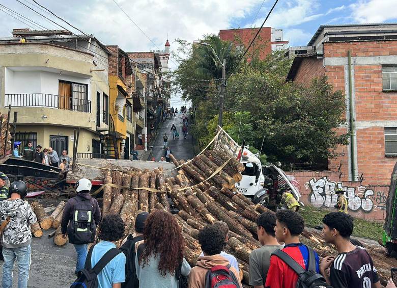 Así quedó el vehículo tras el incidente vial. FOTO: Cortesía Denuncias Antioquia.