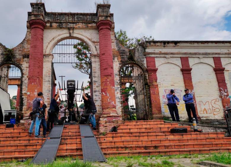 En el cementerio San Lorenzo se hizo el rodaje de una escena de persecución, que requirió meter un carro al lugar. FOTO: CORTESÍA