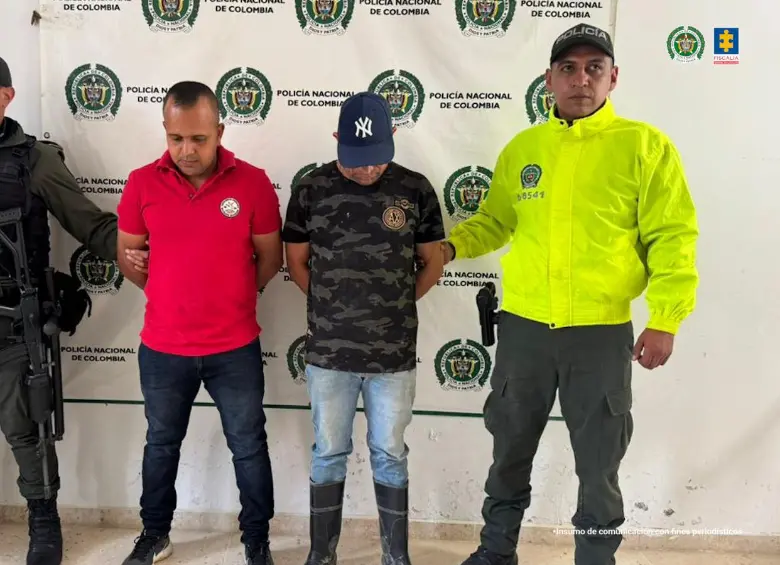 Dos de los cinco capturados por traficar con explosivos desde otros países hasta Antioquia. FOTO: FISCALÍA
