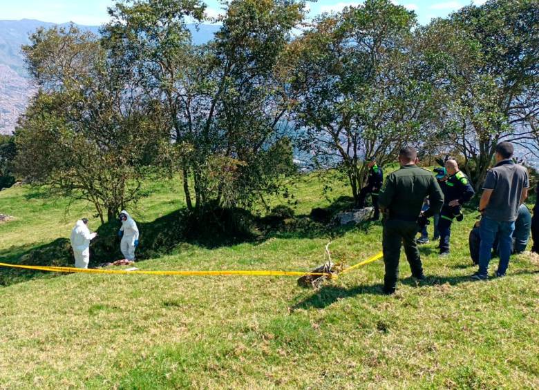Levantamiento del cuerpo en caso reportado en San Cristóbal. FOTO: Cortesía