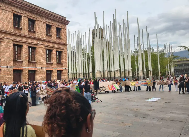 Cerca de 150 contratistas del Programa de la Unidad de Atención Integral (UAI) se ubicaron afuera del edificio Vásquez, donde opera la Secretaría de Educación de Medellín. FOTO: CORTESÍA
