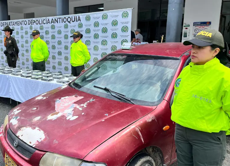 Carro donde transportaban 50 kilos de cocaína. FOTO: CORTESÍA POLICÍA