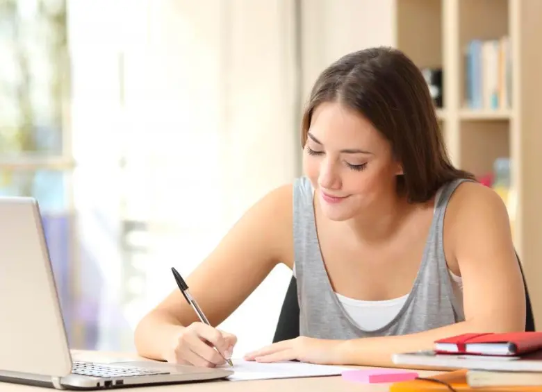 Gracias al patrocinio empresarial, cientos de jóvenes acceden a educación técnica gratuita y práctica laboral en empresas reconocidas. FOTO: SHUTTERSTOCK