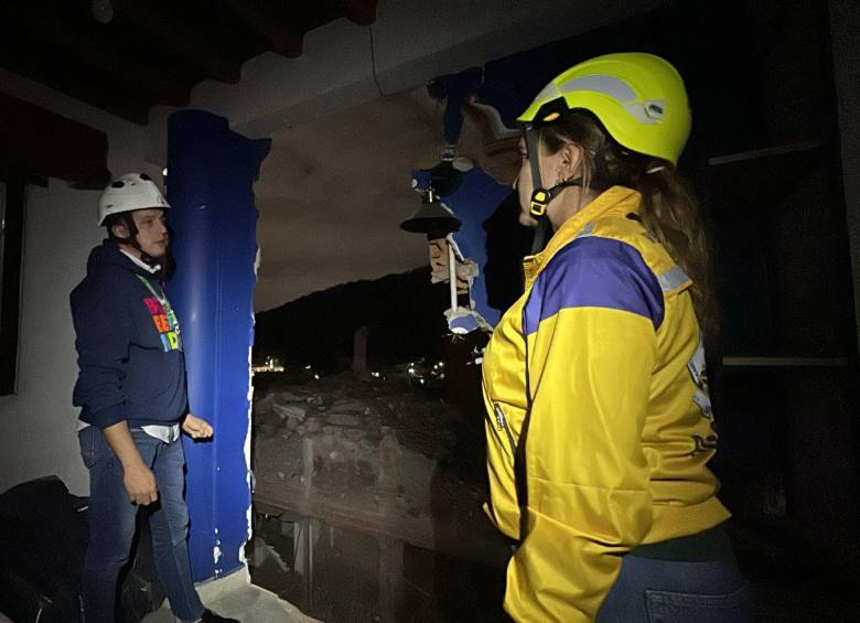 Especialistas del Dagrd revisan una de las viviendas afectadas en el occidente de Medellín. FOTO: Cortesía