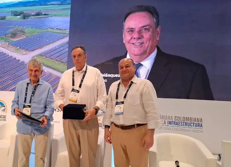 El director ejecutivo de la CCI, Juan Martín Caicedo; y el presidente de su Junta Directiva, Mauricio Ossa, entregan el ‘Premio Nacional a la Excelencia en Infraestructura’, a Jorge Mario Velásquez, presidente del Grupo Argos, por su destacada trayectoria en el sector. FOTO: Cortesía CCI