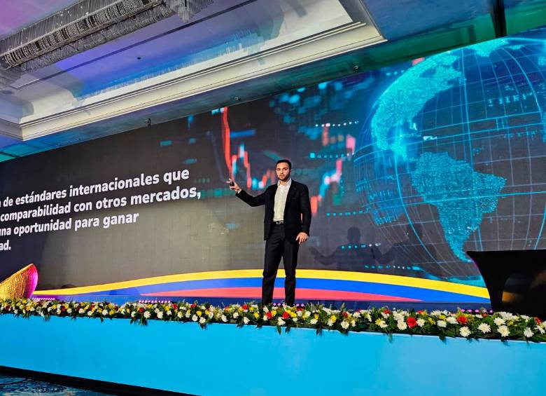 Pablo Andrés Rivas Herazo, superintendente Financiero de Colombia, presentó en Cartagena las perspectivas del supervisor para el sector asegurador y destacó los retos tras el terremoto del 10 de agosto. FOTO tomada de X