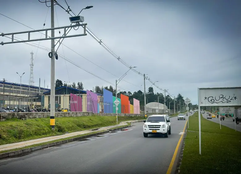 Las nuevas cámaras de fotomultas de Rionegro empezarán a imponer sanciones a partir del 10 de noviembre. FOTO: Alcaldía de Rionegro