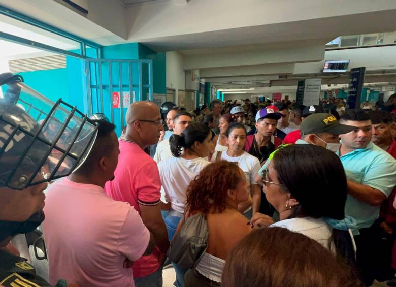 Más de 300 personas se encuentran varadas en el aeropuerto de San Andrés; la Policía está haciendo acompañamiento para evitar problemas de orden público. FOTOS CORTESÍA.