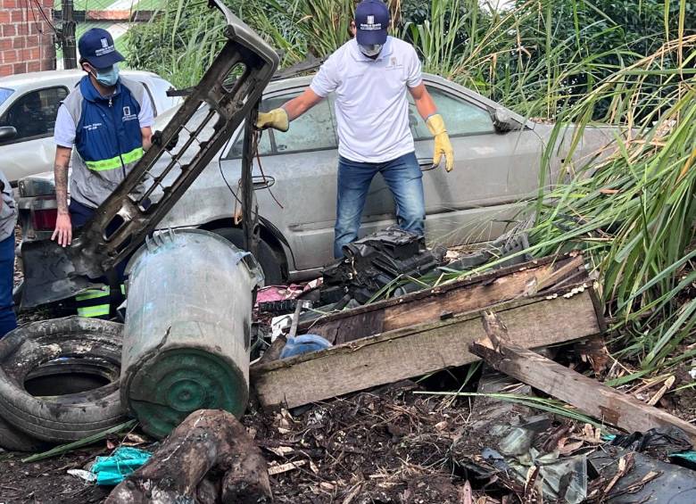 En el predio había vehículos abandonados. FOTO: CORTESÍA ALCALDÍA DE MEDELLÍN