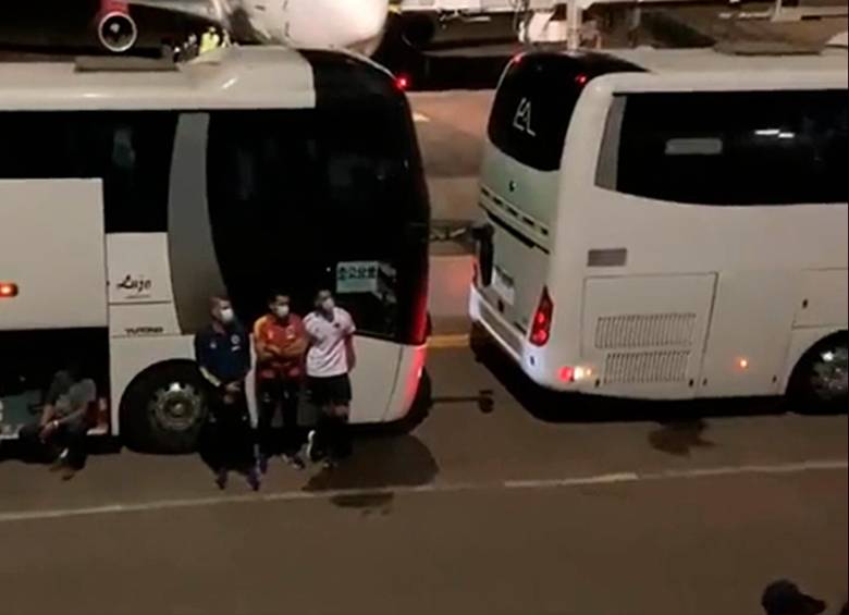 La delegación colombiana esperó más de dos horas en el aeropuerto de Puerto Ordaz mientras se realizaba el procesos de inmigración. FOTO CORTESÍA