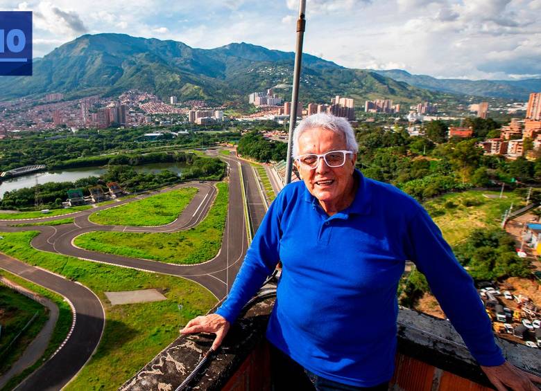 Hernán afirma que el papel de la Contraloría General de la República ha sido fundamental en la continuidad del proyecto y en su acompañamiento a la ciudadanía. Las mesas de diálogo han originado una conversación continua, con información precisa que vela por el cuidado de los recursos y la eficiencia en la construcción de la obra. En la foto, Hernán en la actualidad. Al fondo, el proyecto Central Park.