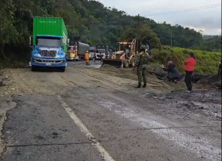 Ejército presente en la zona del atentado coordinando el paso de vehículos, mientras se restablece el flujo por ambos carriles. FOTO Cortesía 