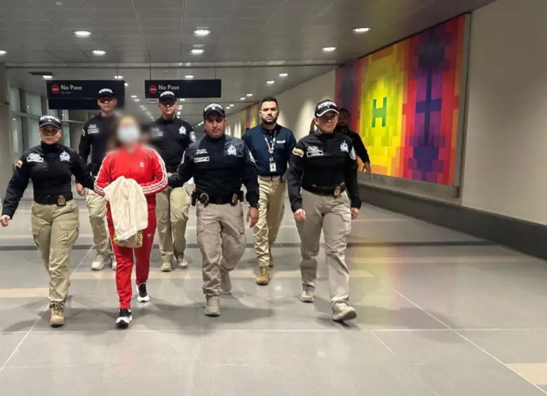 Mayerly Arévalo Carrascal a su llegada al aeropuerto El Dorado de Bogotá. Foto: Dijín de la Policía