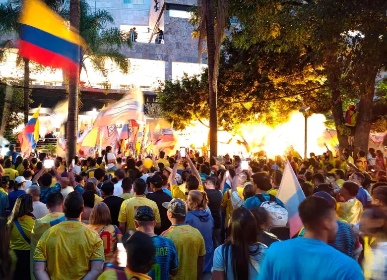 Cientos de hinchas llegaron al hotel de Colombia en Guadalajara para expresarle su apoyo. FOTO JUAN ANTONIO SÁNCHEZ