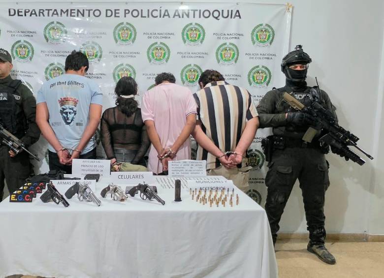 Los tres hombres fueron capturados en flagrancia por porte de armas, la mujer había sido aprehendida ya en un municipio vecino. FOTO: POLICÍA ANTIOQUIA