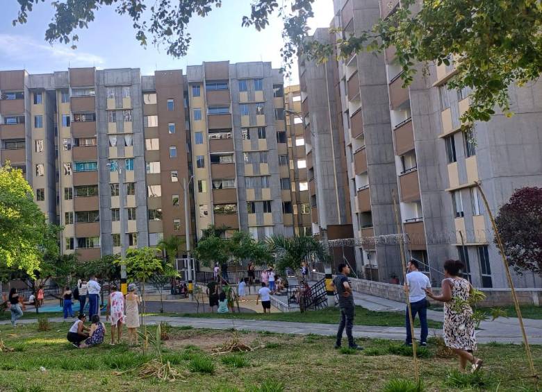 En varios de los conjuntos residenciales de la Loma de los Bernal los habitantes salieron en relativa calma de sus apartamentos. Sin embargo, en pocos se vieron puntos de encuentro demarcados, lugares seguros o información precisa por parte de las administraciones. Foto: Víctor Andrés Álvarez C. 
