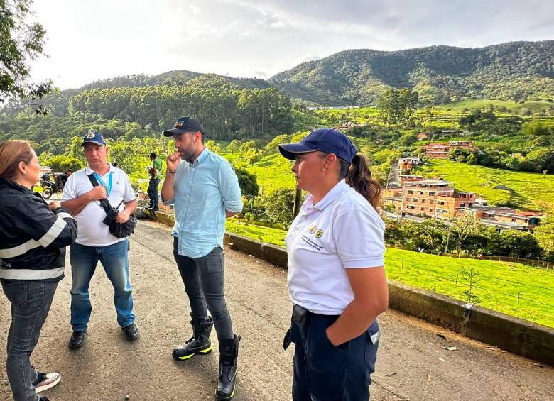 Personal del Dagrd ha atendido la emergencia en el sector Santa Rita, de San Antonio de Prado. FOTO CORTESÍA