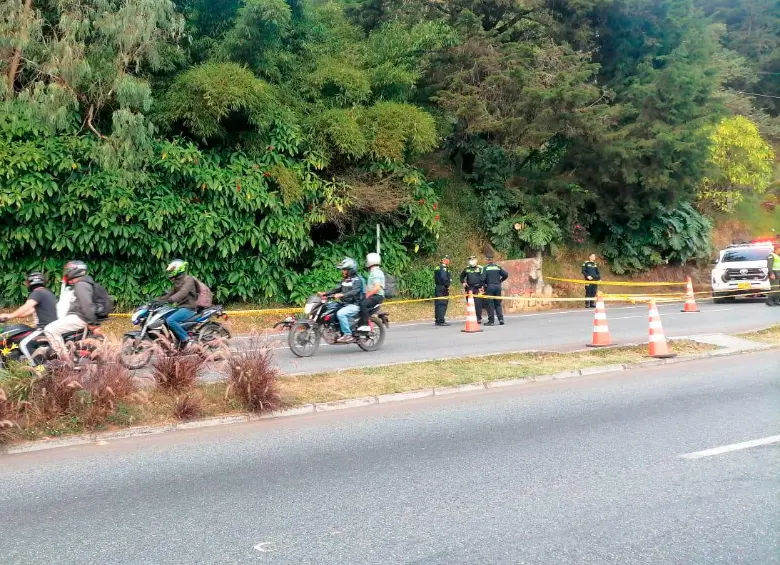 En este punto de la vía Las Palmas ocurrió el homicidio de un hombre, que sería menor de edad, de acuerdo con los primeros análisis. FOTO: CORTESÍA