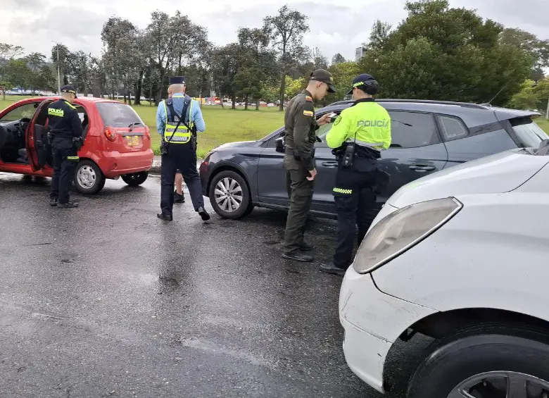 Autoridades de Rionegro durante un control en la glorieta del aeropuerto José María Córdova. FOTO: Cortesía
