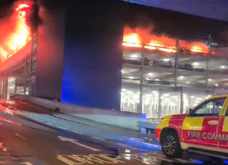 El estacionamiento del aeropuerto londinense envuelto en llamas. FOTO: CAPTURA DE PANTALLA. 
