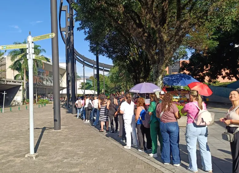 Filas en Plaza Mayor, Medellín, para votar. Foto: El Colombiano. 