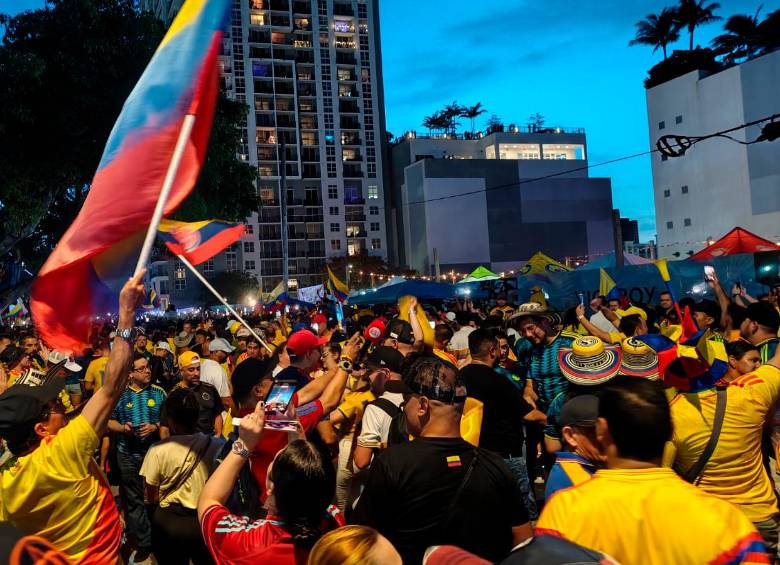 Los aficionados de la Selección Colombia llenaron las afueras del hotel en que se queda el equipo nacional en Miami. Foto: Juan Antonio Sánchez