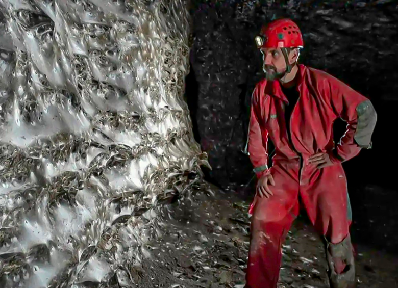 En esta telaraña gigante fue construida por más de 100.000 arañas. Foto Urak / Subterranean Biology.