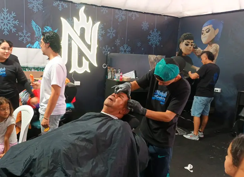 En la carpa de Navidad Bendita la gente puede solicitar un corte de cabello gratuito o conocer animales de granja, entre otras opciones. Foto: Cortesía Daniel Baena