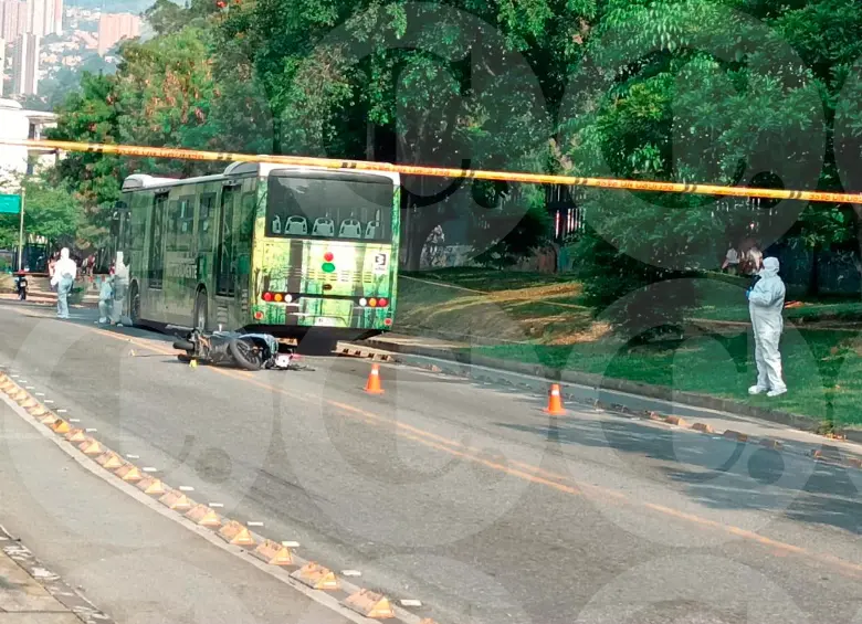 El accidente provocó el cierre del corredor que conecta a la Terminal del Norte con la avenida 80 y la vía al túnel de Occidente, en las afueras del ITM, en el barrio Pilarica. FOTO: Cortesía