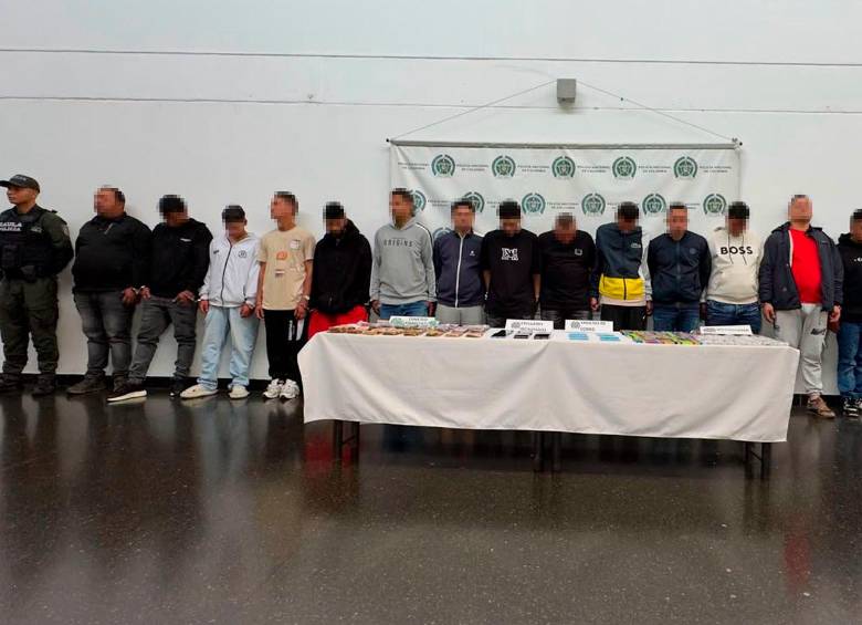 Estos son los 15 capturados por el Gaula que ya fueron judicializados; un juez avaló las medias de aseguramiento en contra de ellos. FOTO: MEVAL