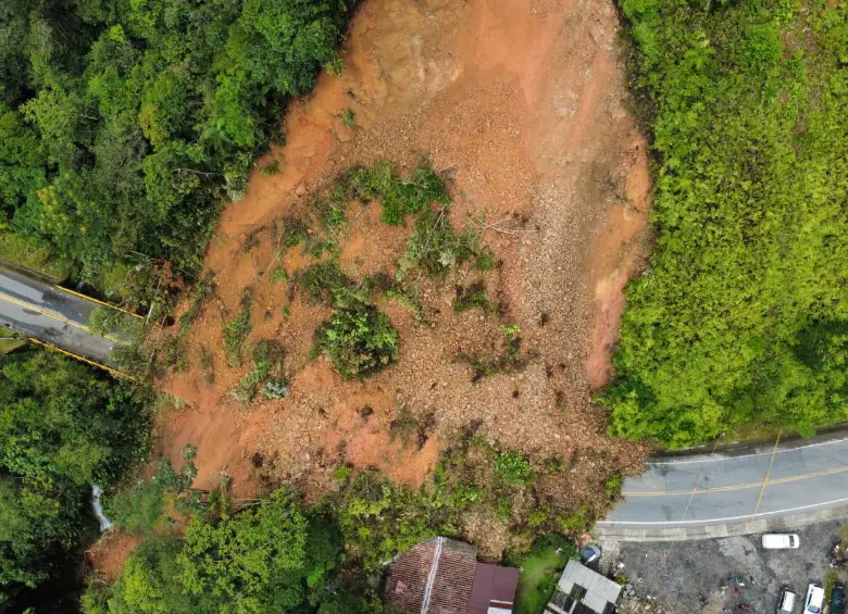 Imagen aérea del deslizamiento caído en la Autopista Medellín–Bogotá. FOTO: Cortesía