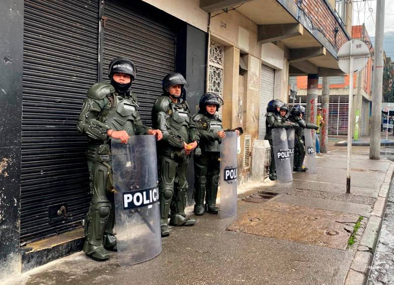 Policías antimotines acompañaron el procedimiento en el barrio San Bernardo, de Bogotá. FOTO: Cortesía Fiscalía