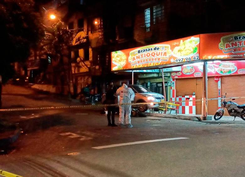 Contra esta panadería impactó el carro de Julián Alberto Amaya Villada, de 29 años, luego de ser baleado en el barrio Brasilia. En el hecho fue abatido por la policía Duván Arley Jaramillo Jiménez, de 33 años. FOTO: CORTESÍA