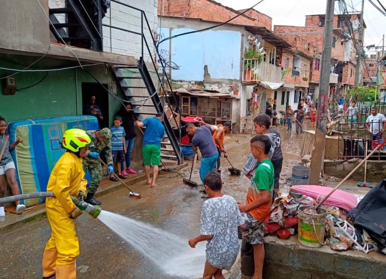 Bomberos ya hacen presencia en la comuna Santa Cruz, una de las más afectadas por las lluvias de este lunes. FOTO Carlos Velásquez 