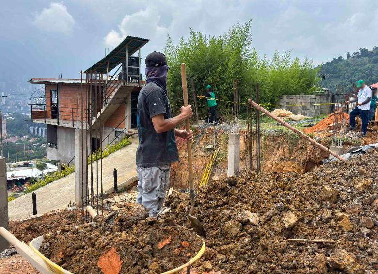 Funcionarios de Control Territorial realizan sus labores en Las Tres Cruces. FOTO: Cortesía