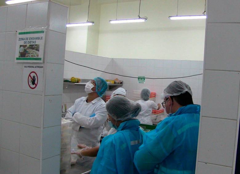 Personal de la Secretaría de Salud inspecciona el servicio de alimentación de El Pedregal. FOTO: Cortesía.
