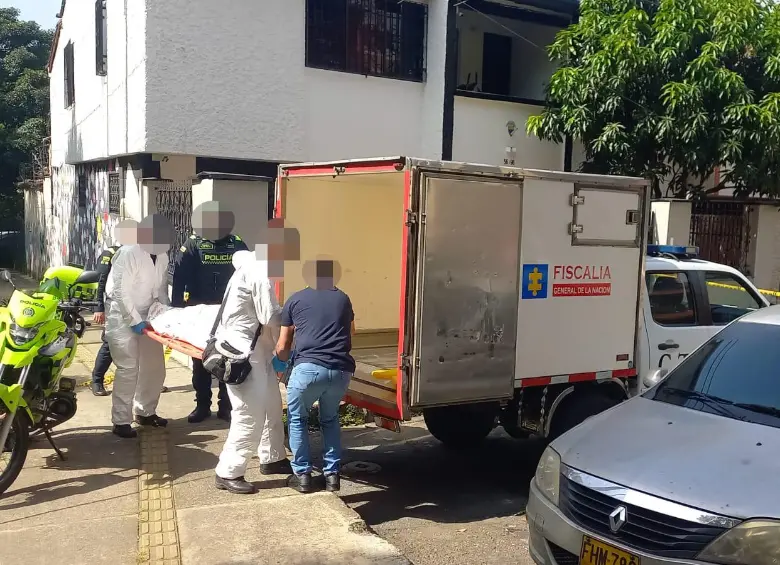 Imagen de referencia del levantamiento de un cuerpo en Medellín. Foto: Mauricio Palacio Betancur