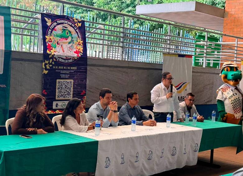 De izquierda a derecha: Daniela Otálvaro, Juliana Vélez, Ricardo Jaramillo, Óscar Consuegra, Damián Pérez (de pie) y Norbey Rodríguez. FOTO: CORTESÍA