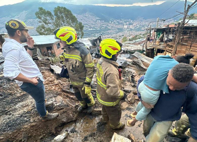 Bomberos de la ciudad atendiendo la emergencia en Carambolas. FOTO: Cortesía Denuncias Antioquia