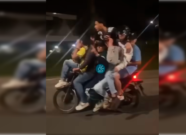 Siete jóvenes se movilizan sobre la misma motocicleta en vía Medellín - Bogotá. FOTO: Cortesía