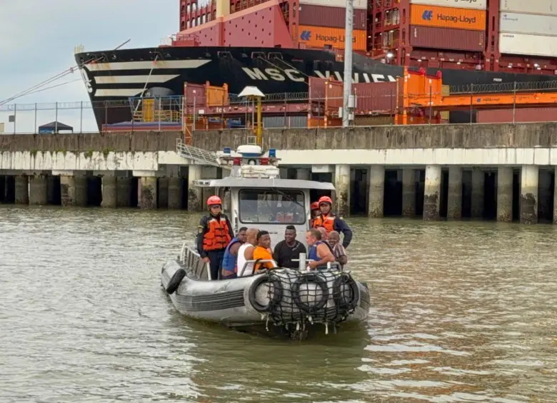 Mientras tanto, las operaciones de búsqueda no se detienen. Lanchas de la comunidad, guardacostas y helicópteros de la Armada siguen rastreando la zona para encontrar a los tres pasajeros que aún no han sido localizados.