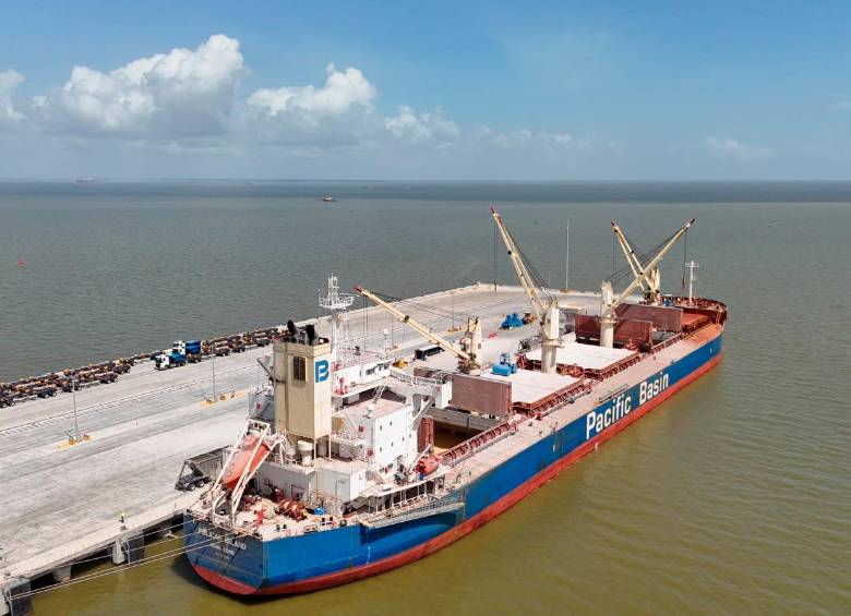 La embarcación, proveniente de Estados Unidos, cuenta con dimensiones de 190 metros de eslora (largo) y 32 metros de manga (ancho). FOTO: CORTESÍA