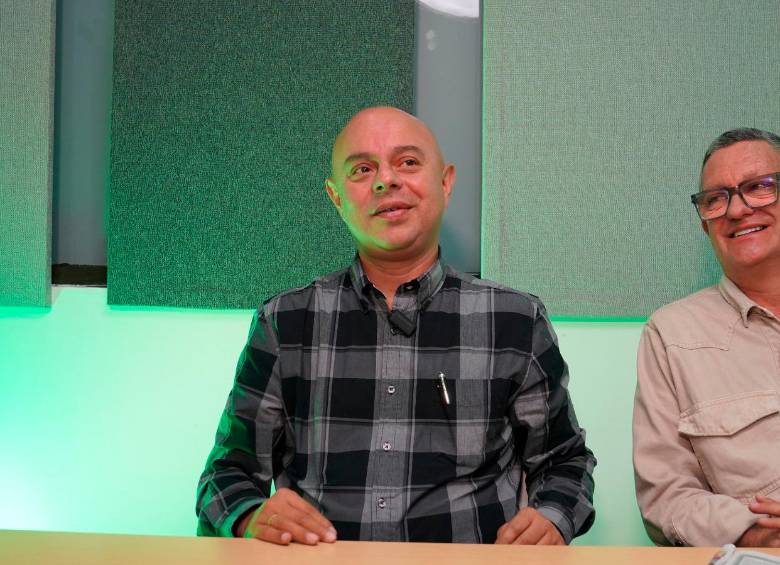 El médico Federico Upegui, en compañía de Elder Acavedo, director ejecutivo de la Liga. FOTO ALEJANDRO BERMÚDEZ