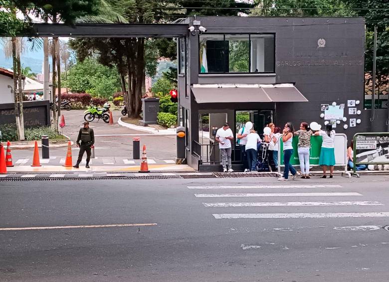 En las afueras de la escuela Carlos Holguín se reunieron familiares y allegados de los policías para pedir que no los ataquen más. FOTO: CORTESÍA POLICÍA ANTIOQUIA