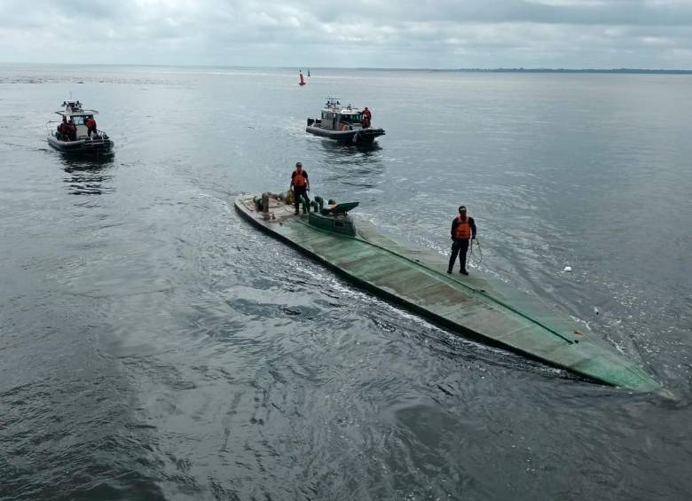 Los semisumergibles son desechables (un solo viaje) y suelen tener un costo cercano al millón de dólares, un capital que patrocinan los carteles extranjeros. FOTO: CORTESÍA DE LA ARMADA.