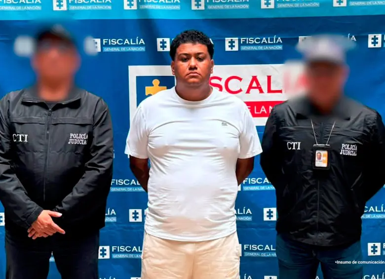 Santiago José Meneses Rivera, de 29 años, se encuentra con medida de detención domiciliaria por estos hechos ocurridos entre 2022 y 2023. Aún estaría activo dentro de la Secretaría de Movilidad de Medellín. FOTO: CORTESÍA