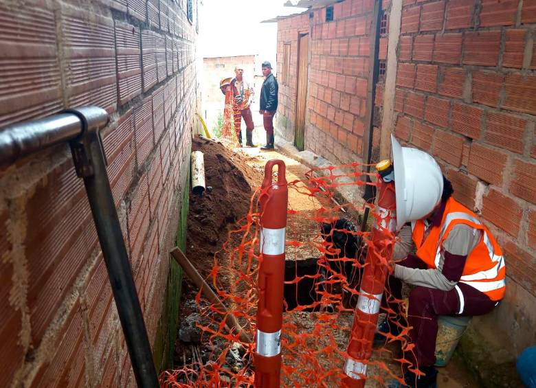 La tubería del agua y del gas sufrieron daños, por lo que se suspendió el servicio. FOTO CORTESÍA